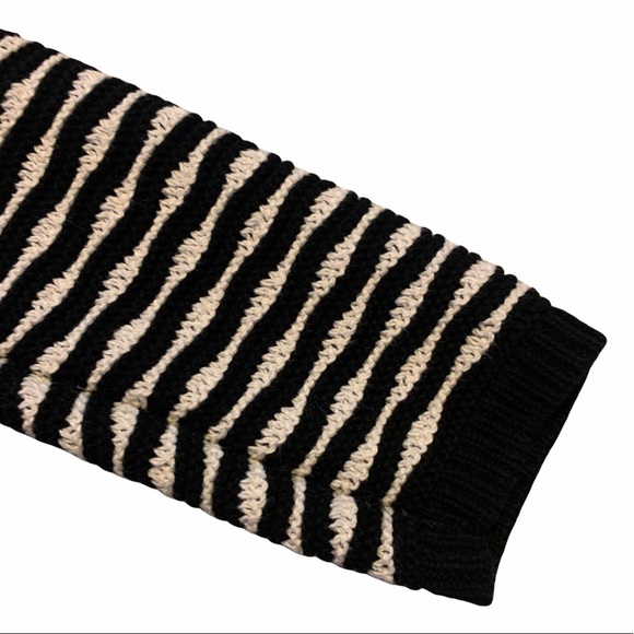 Calvin Klein size M black and white wave strip sweater - Picture 6 of 7